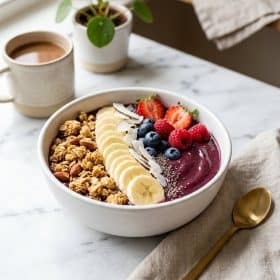 Smoothie Bowl Acai served on a plate